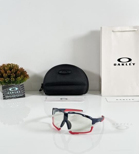 Oakley_8241_Blue_Red_Day