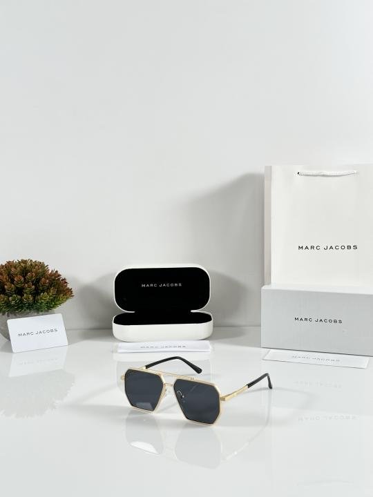 68b55f32e469a0-1.jpeg Marc Jacobs 510 Gold Black - Image 1